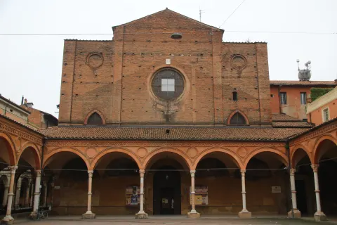 Façade de la basilique Santa Maria dei Servi derrière son quadriportique