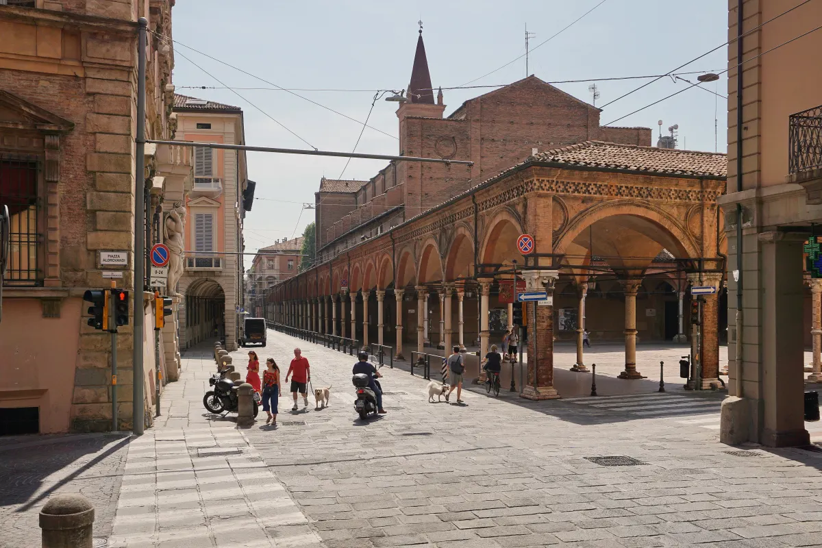 Strada Maggiore et le portique de la piazzetta dei Servi, devant Santa Maria dei Servi