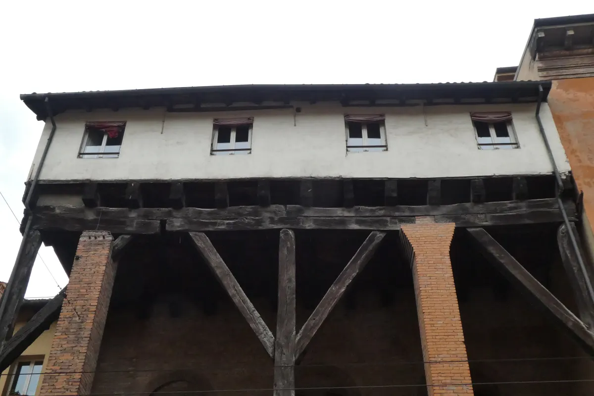 Portique médiéval en bois de la Casa Isolani sur la Strada Maggiore