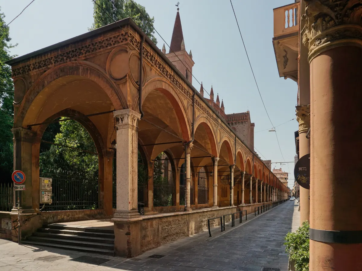 Portique de la Strada Maggiore longeant la basilique Santa Maria dei Servi