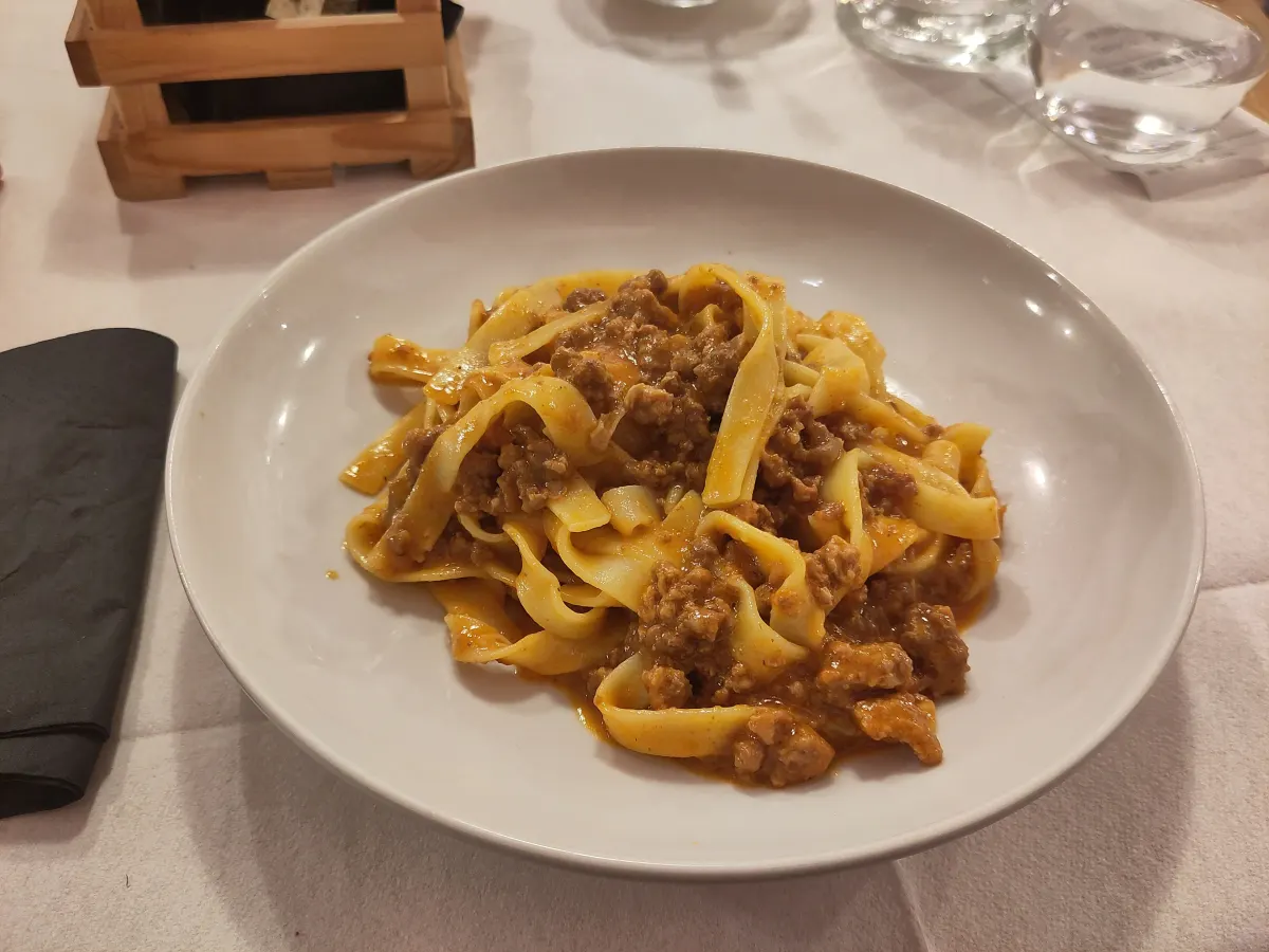 Assiette de tagliatelles au ragù servie dans un restaurant de Bologne