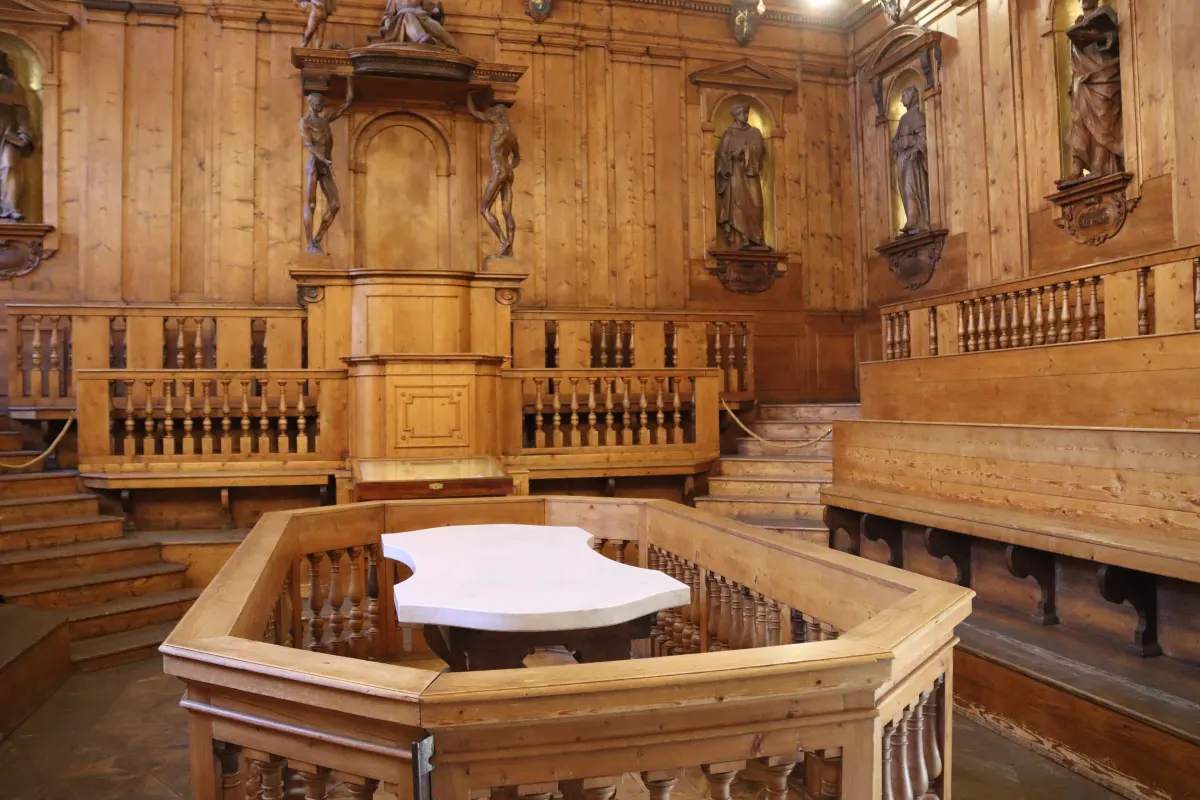 Théâtre anatomique de l’Archiginnasio : gradins et statues en bois autour de la table de dissection