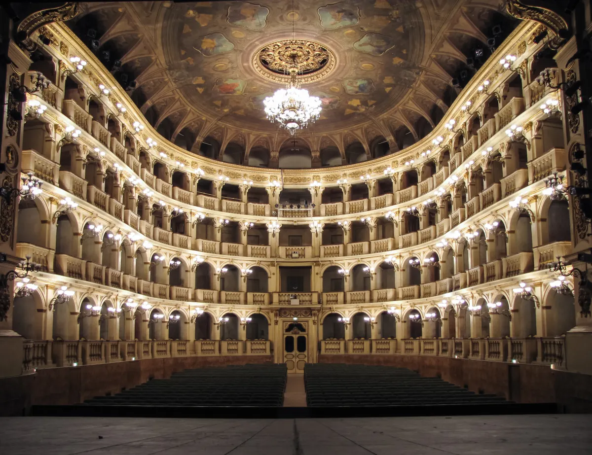 Salle à l’italienne aux quatre rangs de loges dorées du Teatro Comunale