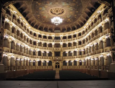 Salle à l’italienne aux quatre rangs de loges dorées du Teatro Comunale