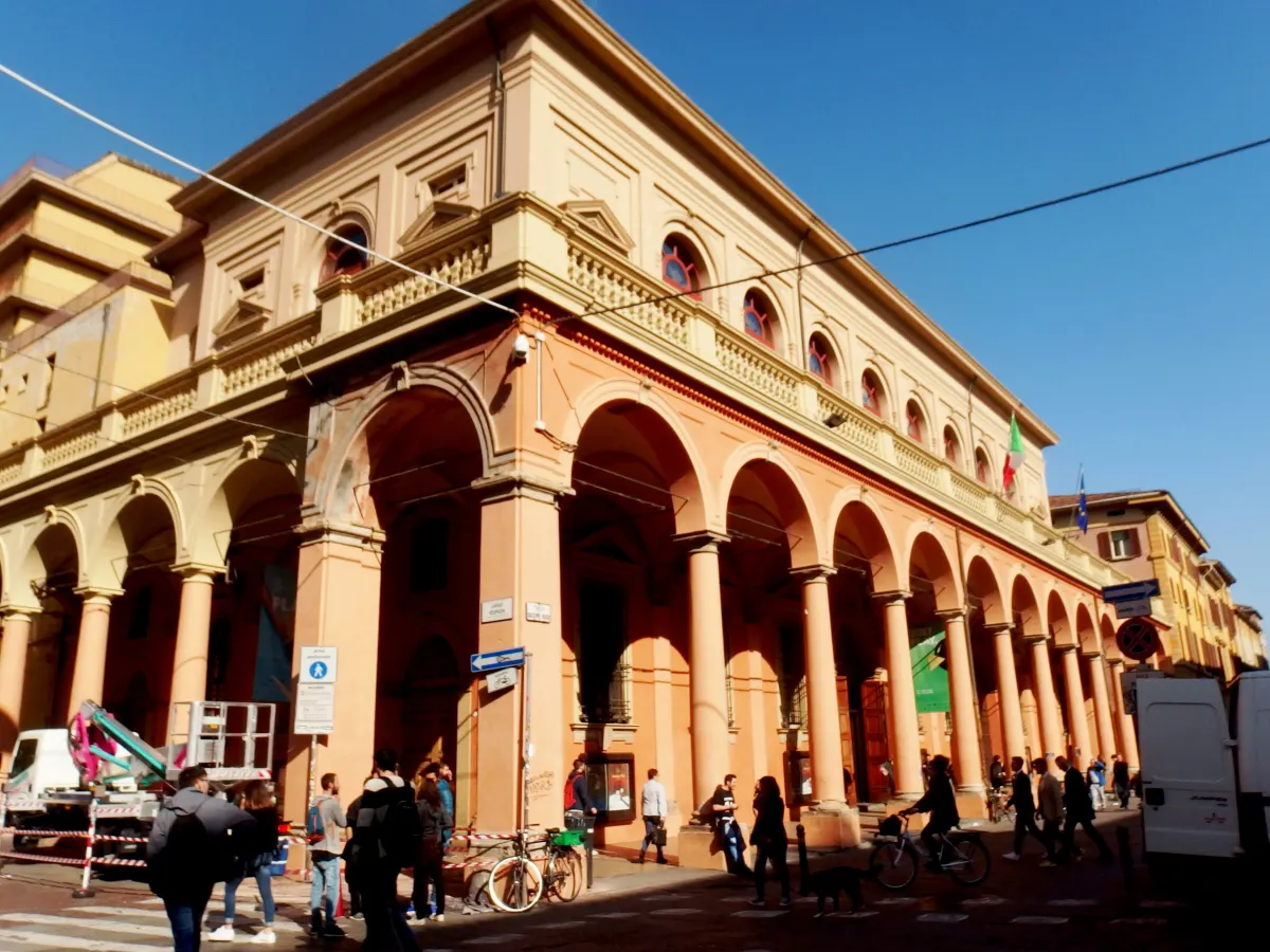 Façade à portiques du Teatro Comunale sur la piazza Verdi