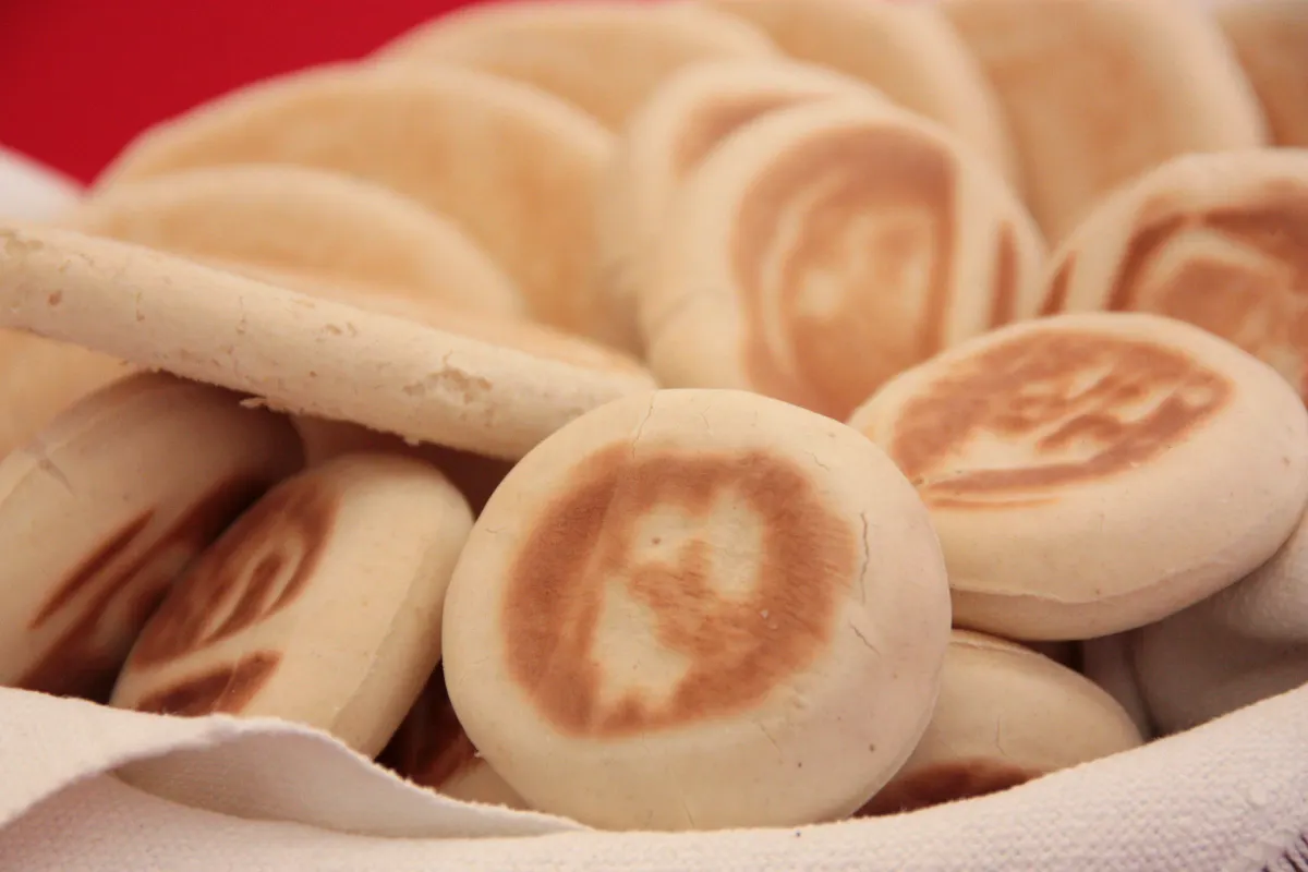 Petits pains ronds tigelle marqués d’un motif, dans un panier