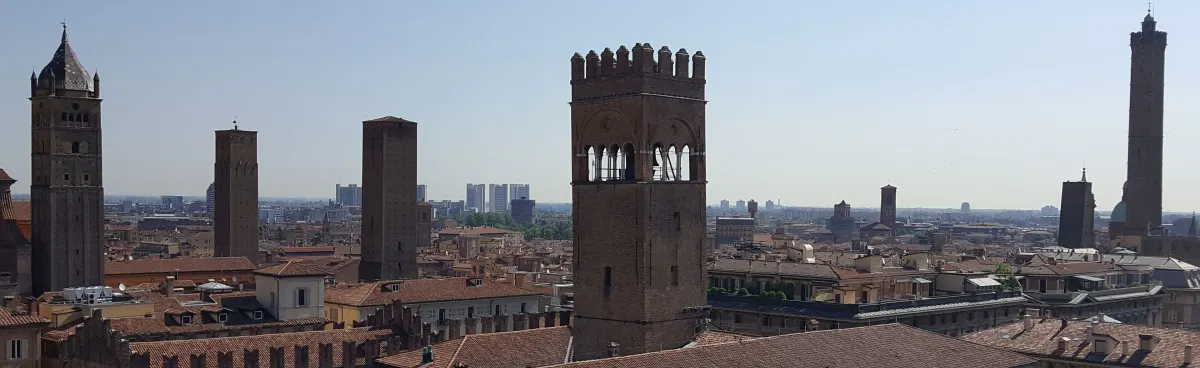 Panorama des tours et des toits de Bologne depuis la terrasse de la tour de l’Horloge