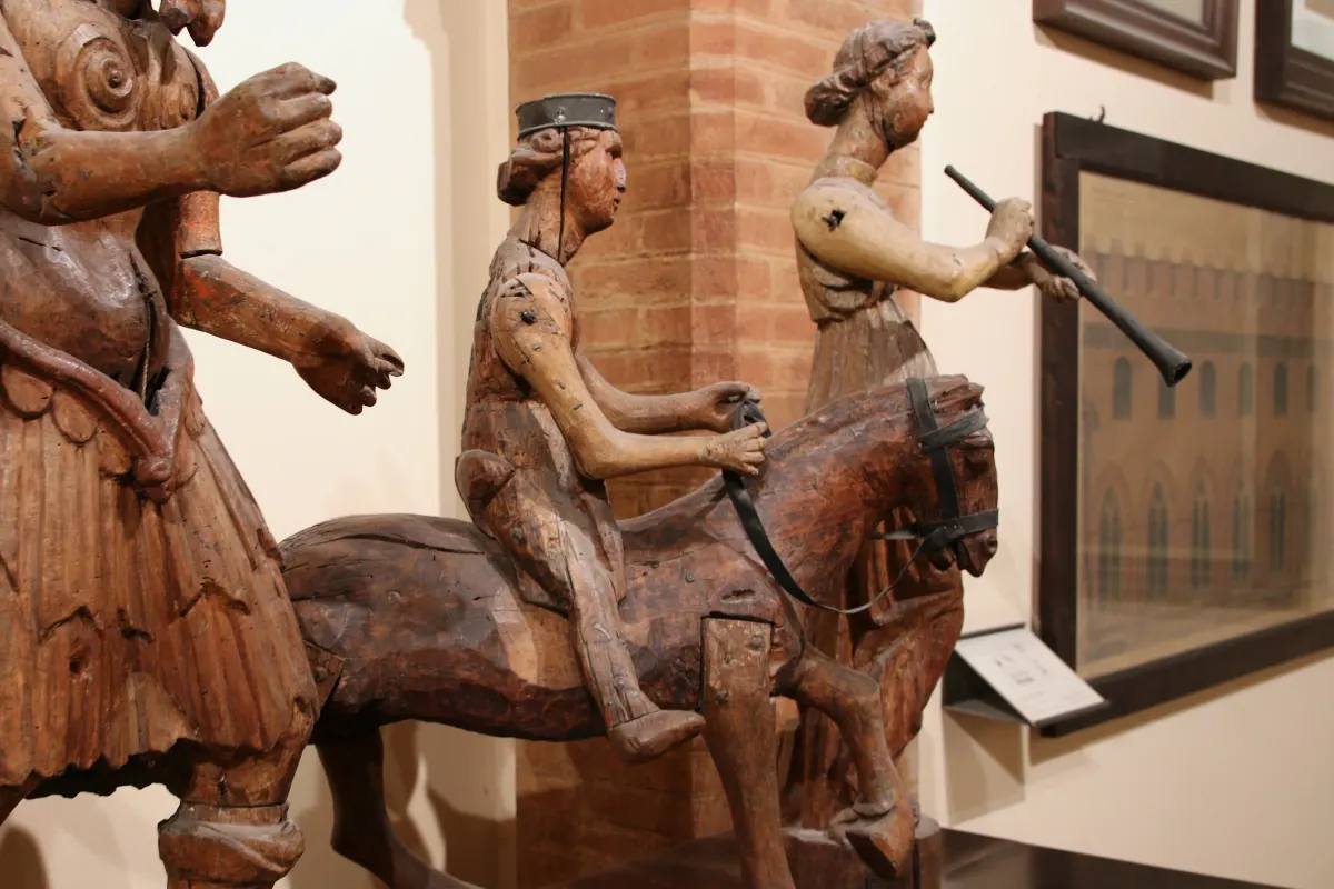 Automates en bois de l’ancienne horloge : un roi mage à cheval et un ange sonnant de la trompette