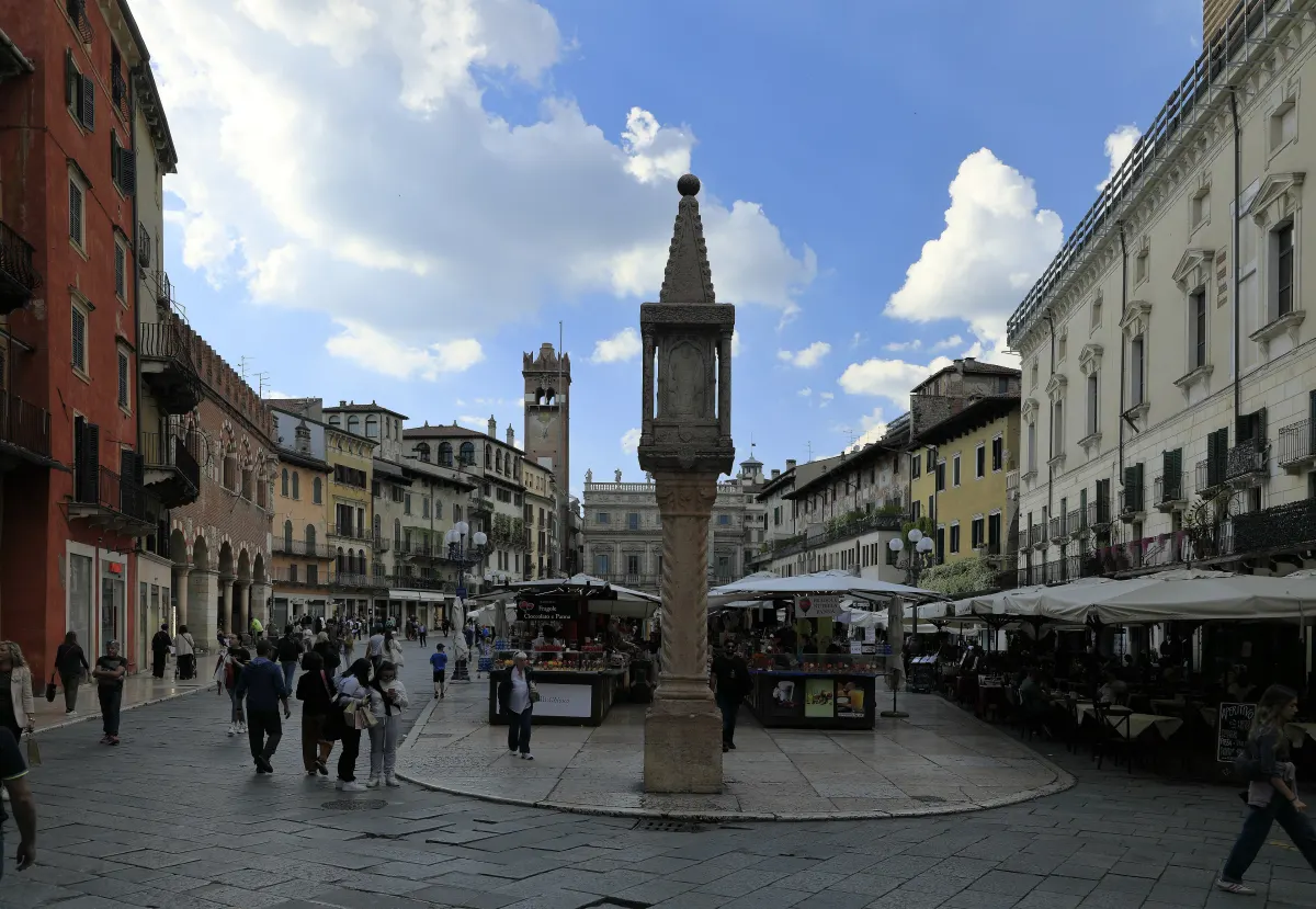 Piazza delle Erbe à Vérone avec sa colonne, ses étals et la tour des Lamberti