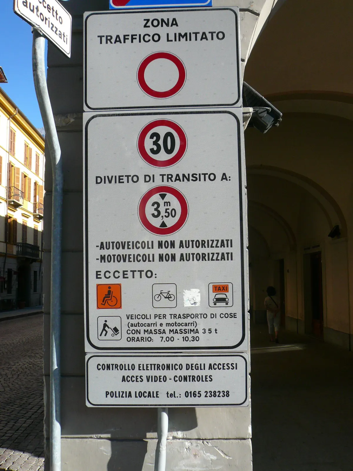 Panneau italien d’interdiction de circulation listant les véhicules autorisés et les horaires